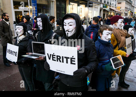 'Cube de vérité : anonyme a frappé la rue avec des images violentes d'animaux agriculture, Lyon, France Banque D'Images