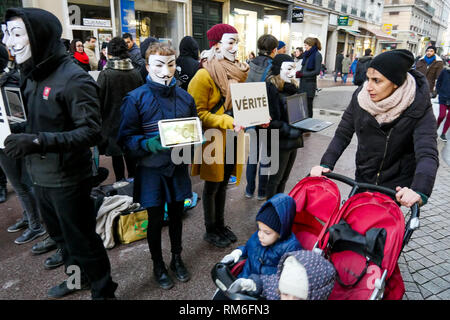 'Cube de vérité : anonyme a frappé la rue avec des images violentes d'animaux agriculture, Lyon, France Banque D'Images