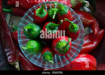 Red Hot Chili Peppers en fond de verre d'emballage, close-up Banque D'Images