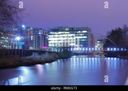 Réflexions de Whitehall sur la rivière Aire à Leeds qui un mélange de commerce, bars, restaurants, bureaux & homes Banque D'Images