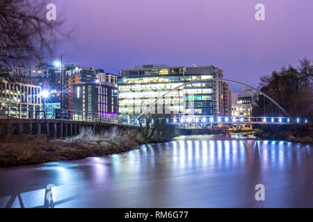 Réflexions de Whitehall sur la rivière Aire à Leeds qui un mélange de commerce, bars, restaurants, bureaux & homes Banque D'Images