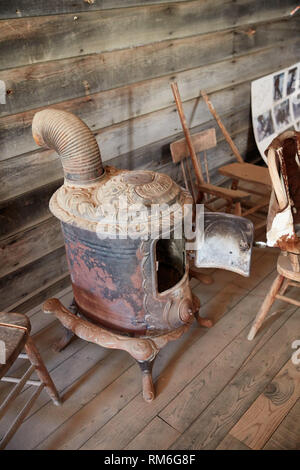 Fonte rouillée dans la cuisinière avec renflement Frank Daveys magasin général à la ville fantôme de Garnet, Montana Banque D'Images