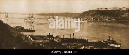 Le port de Québec, Canada en 1901 montrant une flotte de croiseurs voile passé le cap Diamant aka Le Cap Diamant et la Citadelle (forteresse militaire) à l'arrière-plan. Banque D'Images