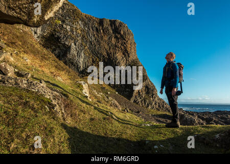 Personne à admirer les colonnes de basalte dans les falaises à Carsaig sur l'île de Mull, en Ecosse Banque D'Images