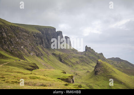 Le Quiraing est situé dans le nord de l'île de Skye sur la Trotternish Ridge. Le paysage est spectaculaire et les formations rocheuses sont hors de ce monde Banque D'Images