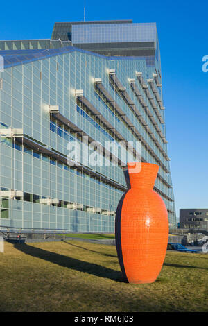 Riga, Lettonie - le 11 avril 2018 : Le bâtiment principal de la Bibliothèque nationale de Lettonie à Riga Banque D'Images