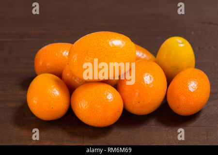 Petites oranges sur fond de bois Banque D'Images