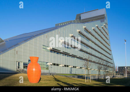 Riga, Lettonie - le 11 avril 2018 : Le bâtiment principal de la Bibliothèque nationale de Lettonie à Riga Banque D'Images