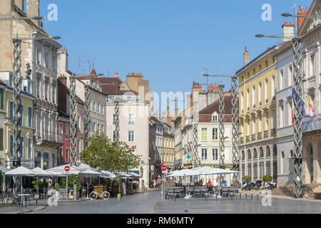 Chalon sur Saone, France - 2 août 2017 : Place de la vieille ville avec l'hôtel de ville Banque D'Images