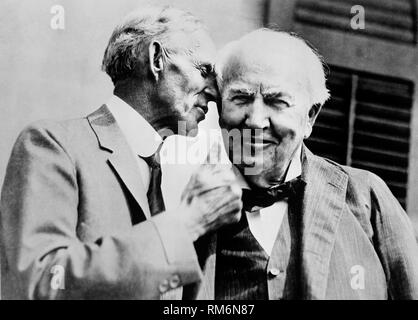 Magnat des affaires américain Henry Ford et fondateur de la Ford Motor Company et Thomas Alva Edison inventeur américain Photo prise vers 1930 Banque D'Images