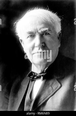 Thomas Alva Edison inventeur américain et homme d'affaires libre de mises à jour à l'aide de techniques de retouche et de restauration numérique Banque D'Images