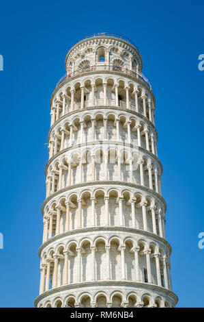 Tour de Pise close up photo verticale avec fond de ciel bleu. Toscana, Italie Banque D'Images