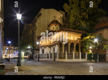 Le centre de la vieille ville de Bucarest vue panoramique. L'église Stavropoleos par nuit. Attraction touristique de la vieille ville de Bucarest en Roumanie Banque D'Images