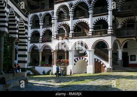 La vue sur la cour intérieure du célèbre monastère de Rila en Bulgarie en été Banque D'Images