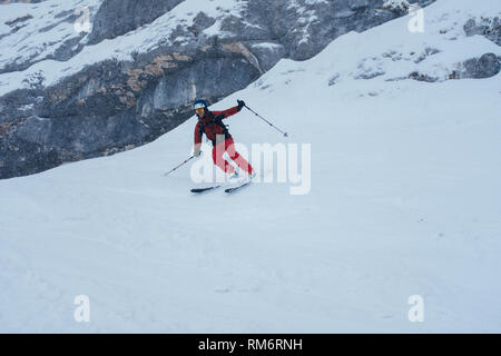 Skieur Tour haut, dans les montagnes Banque D'Images