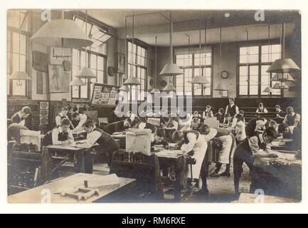 Original début des années 1900 carte postale édouardienne d'écoliers édouardiens dessinant des plans pour la menuiserie, menuiserie dans une salle de classe à l'ancienne, vers 1910, Royaume-Uni Banque D'Images
