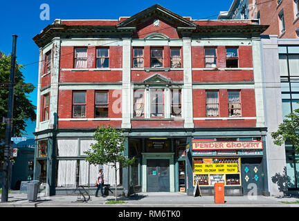 Vancouver, Colombie-Britannique, Canada - le 6 juillet 2012 : vue détaillée d'un vieux bâtiments dans le centre-ville de Pender Street, intégrant une auberge et une épicerie locale Banque D'Images