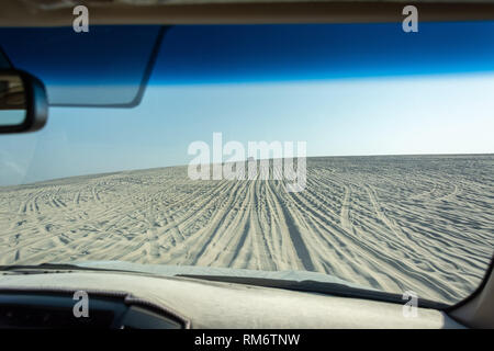 La vue du pare-brise d'une voiture sur une dune driving tour à Khor Al Adaid désert au Qatar. Banque D'Images