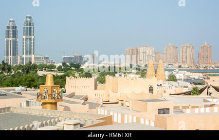 Vue sur Katara cultural village vers le Pearl district à Doha, au Qatar. Banque D'Images