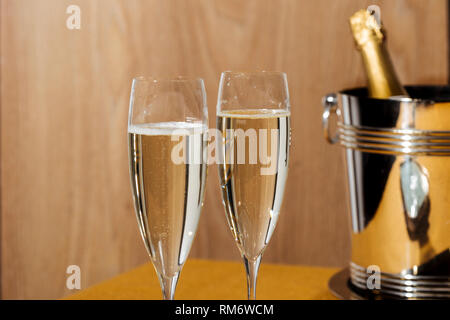 Flûtes remplies de Prosecco pétillant, dans un style contemporain. Prosecco est un vin effervescent blanc italien cultivé et produit à Valdobbiadene Banque D'Images