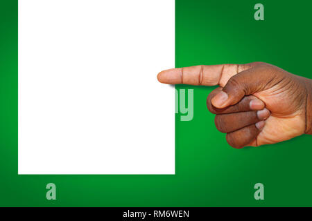 African Man's pointer du doigt un panneau blanc sur un fond dégradé vert. Publicité ou Marketing Design Template l'espace. Banque D'Images