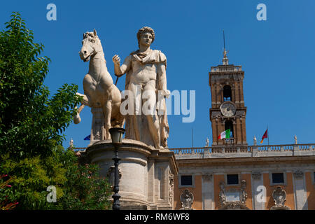Piazza del Campidoglio, sur le sommet de la colline du Capitole, avec la façade du Palazzo Senatorio, et la statue de Cheval dans l'entrée, Rome, Italie Banque D'Images