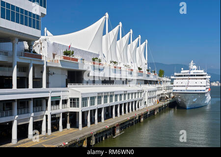 Vancouver, Colombie-Britannique, Canada - le 12 juillet 2012 : la Place du Canada, le terminal de croisière à downtown Waterfront avec ses voiles blanches, et poursuit le bateau de croisière Banque D'Images