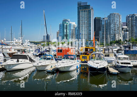 Vancouver, Colombie-Britannique, Canada - le 12 juillet 2012 : Royal Yacht Club La borne au bord de l'eau, en face de bâtiments d'affaires moderne de haute élévation Banque D'Images