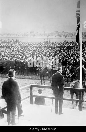 Sir Edward Carson chef du Parti unioniste irlandais traite de la milice des volontaires d'Ulster à Belfast au cours de la crise en 1914. L'ulster volontaires ont été formées par un groupe paramilitaire pour lutter contre les protestants d'Ulster en Irlande home rule quand la première guerre mondiale éclate et ils ont formé l'ulster volunteer 36e division d'Ulster de l'armée britannique. Banque D'Images