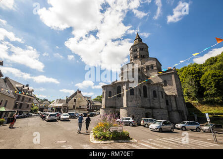 Orcival, France. La basilique Notre-Dame (Basilique Notre-Dame), un catholique église romane d'Auvergne Banque D'Images