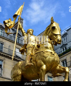 Paris, France. Jeanne d'Arc (Jeanne d'Arc) statue en or. Ciel bleu avec des nuages blancs. Banque D'Images