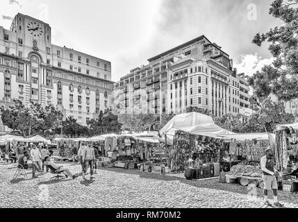 CAPE TOWN, AFRIQUE DU SUD, le 17 août 2018 : une vue de Greenmarket Square à Cape Town dans la province du Cap occidental. Calage du vendeur et les gens sont visibles Banque D'Images