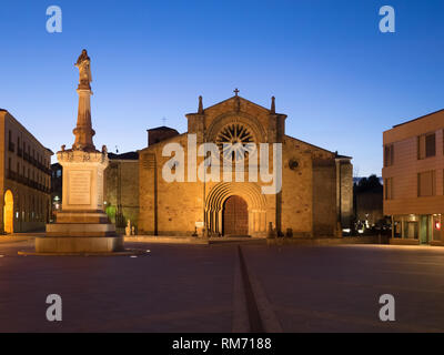 L'église San Pedro et la place Plaza de Santa Teresa de Avila, Espagne, la nuit Banque D'Images