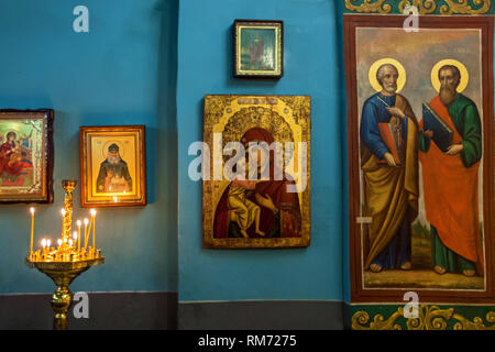 Kiev, Ukraine 27 Janvier 2019 : l'intérieur de l'Église, autel, iconostase et de belles voûtes d'architecture historique, les icônes peintes, fre Banque D'Images