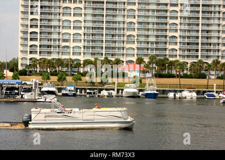 Personnes en bateau sur l'Intracoastal Waterway à Myrtle Beach, SC, États-Unis. North Tower Barefoot Resort en arrière-plan. Banque D'Images