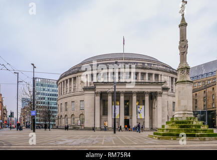 Centre de Manchester, England, UK - 20 janvier 2019 : Bibliothèque centrale à construire des jardins de Piccadilly. Photo de l'avant de ce bâtiment de forme ronde wi Banque D'Images