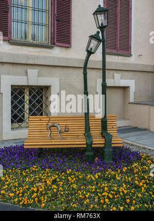 Turin, Italie - 7 Février, 2013 : Deux lampadaires dans l'amour assis sur un banc, avec un chat. L'art créés par les jardiniers de la municipalité de Turin u Banque D'Images