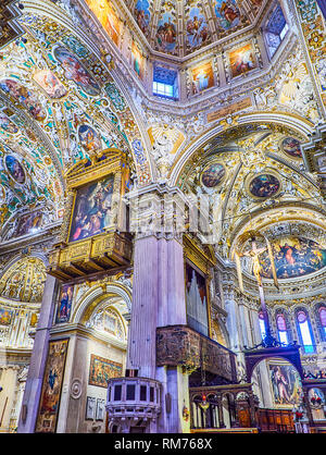 Aile transept et choeur de la Basilique de Santa Maria Maggiore. La Piazza del Duomo, Citta Alta, Bergame, Lombardie, Italie. Banque D'Images