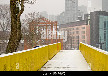 Rotterdam, le 22 janvier 2019 : voir le long de la passerelle en bois jaune Luchtsingel en hiver, à la station de police et Pompenburg vers Banque D'Images