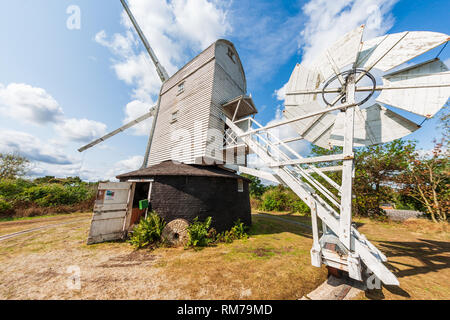 Holton Moulin Moulin Un moulin du 18ème siècle avec un chemin goudronné post brique roundhouse. Restauré dans les années 1960. haleswoth suffolk Banque D'Images