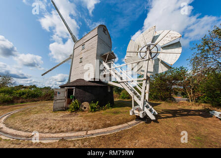 Holton Moulin Moulin Un moulin du 18ème siècle avec un chemin goudronné post brique roundhouse. Restauré dans les années 1960. haleswoth suffolk Banque D'Images