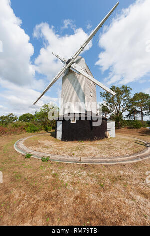 Holton Moulin Moulin Un moulin du 18ème siècle avec un chemin goudronné post brique roundhouse. Restauré dans les années 1960. haleswoth suffolk Banque D'Images