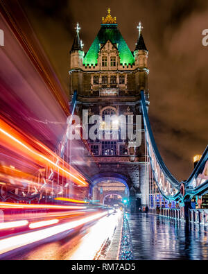 Tower bridge at night, c'est une longue exposition image réalisée à partir d'emblématique de Londres Tower Bridge. les lumières sont un London bus rouge passant. Banque D'Images