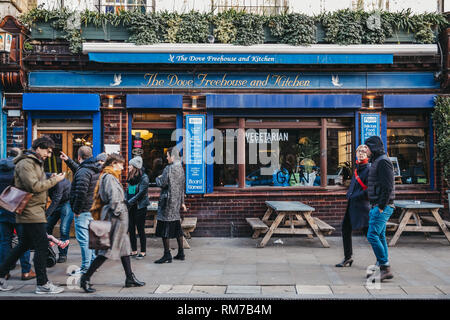 Londres, Royaume-Uni - 03 Février 2019 : cours des boutiques et cafés sur Broadway Market, une rue commerçante en plein cœur de Hackney, à l'Est de Londres, au Royaume-Uni. Banque D'Images