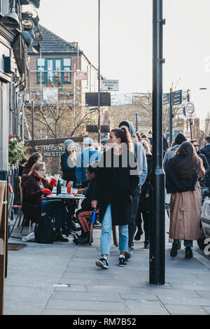 Londres, Royaume-Uni - 03 Février 2019 : cours des boutiques et cafés sur Broadway Market, une rue commerçante en plein cœur de Hackney, à l'Est de Londres, au Royaume-Uni. Banque D'Images