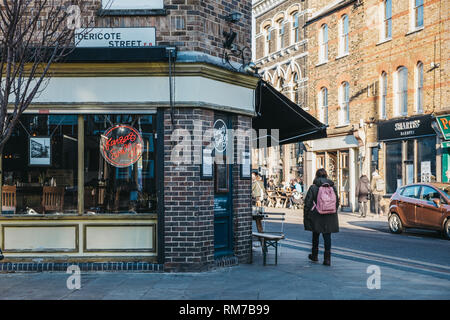 Londres, Royaume-Uni - 03 Février 2019 : cours des boutiques et cafés sur Broadway Market, une rue commerçante en plein cœur de Hackney, à l'Est de Londres, au Royaume-Uni. Banque D'Images