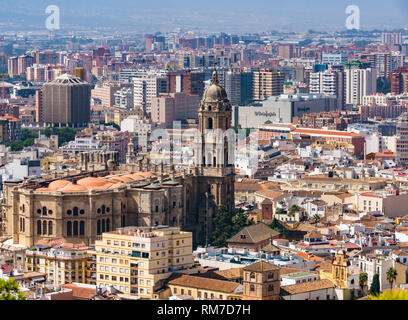 Vue de la cathédrale de Málaga et toits de la ville d'en haut, Malaga, Andalousie, Espagne Banque D'Images