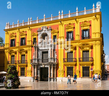 Les gens en passant devant le palais épiscopal ou Palais des Évêques, la Plaza del Obispo, Malaga, Andalousie, Espagne Banque D'Images