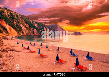Coucher de soleil sur la plage de Petani, l'île de Céphalonie, Grèce. Vue sur baie de Petani et belle plage, l'île de Céphalonie, Grèce. Banque D'Images
