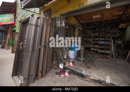 Medellin, Colombie - Juillet 26, 2018 : Entrée d'un atelier de soudure en métal Banque D'Images